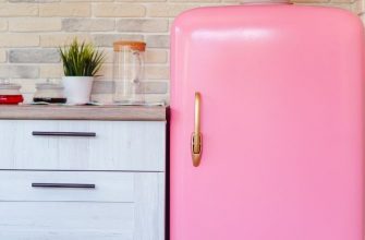 дизайнерский розовый холодильник на кухне