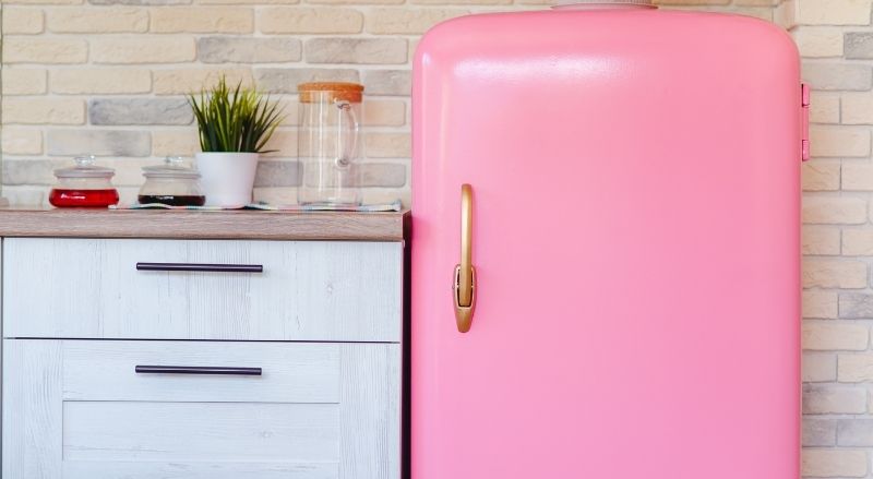дизайнерский розовый холодильник на кухне